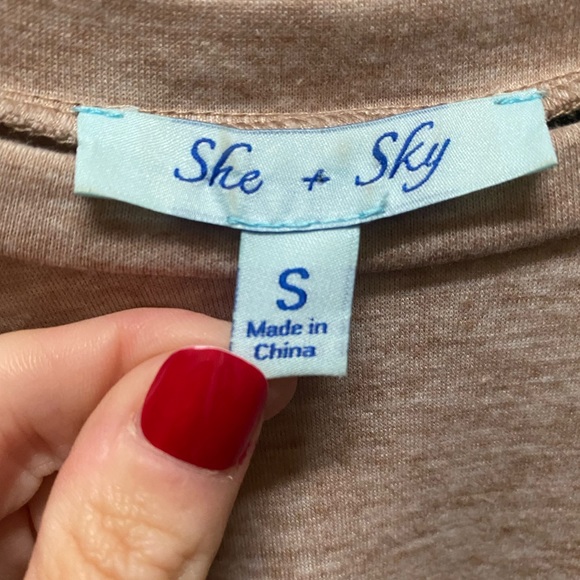 Above the knee dress with detailed sleeves - Picture 3 of 4